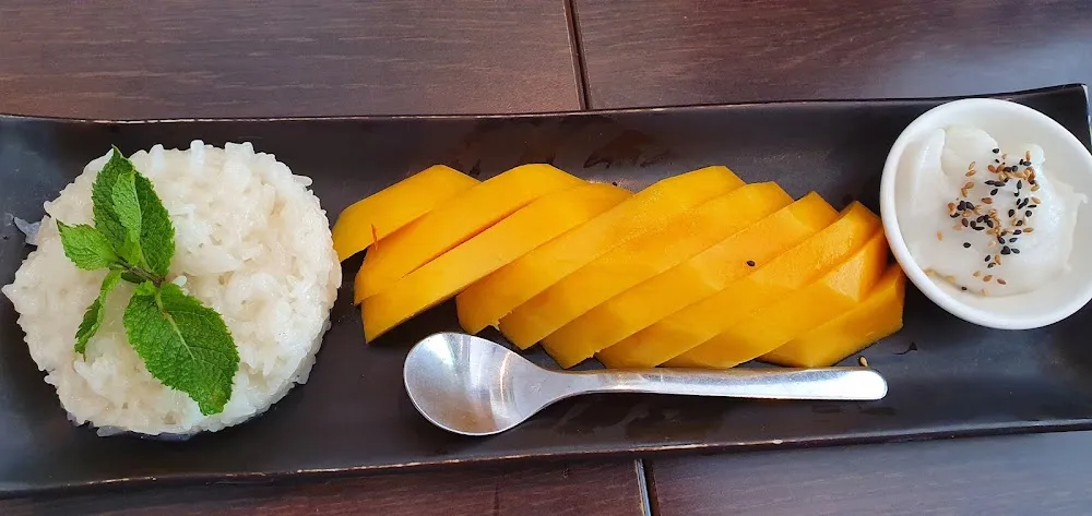 Riz Gluant À la Mangue Fraîche Et Lait de Coco